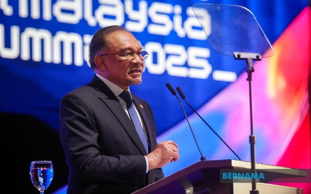 PM BERUCAP. FOTO OLEH BERNAMA