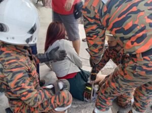 Wanita tersepit kaki